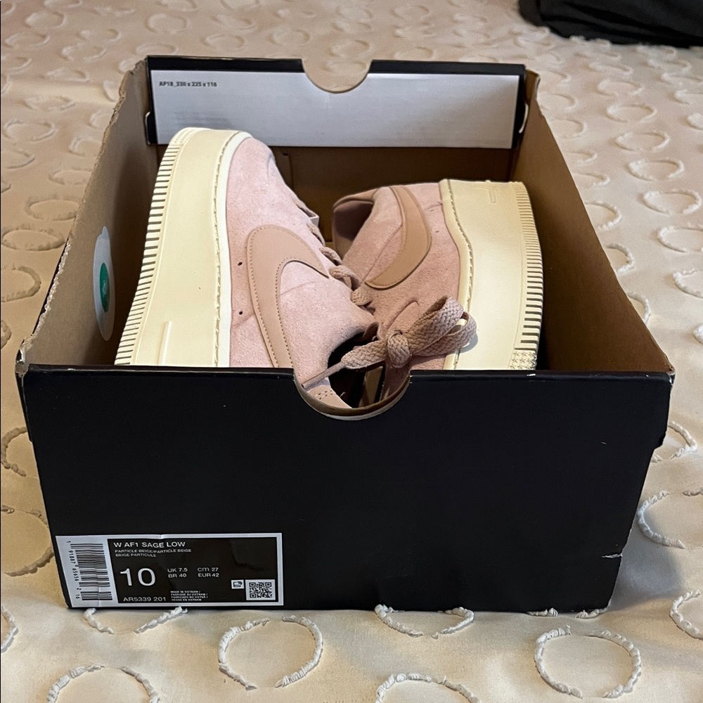 Nike Women's Sneakers in Pink and Cream